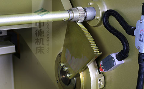 ZDS-832采用高精度刀片間隙調節齒輪，經過淬火高硬度又耐磨，表面鍍鋅不生銹，長年累月使用依然有很高的調節精度.jpg