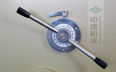 ZDS-832剪板機刀片間隙手動調節器，刻度清淅，調節省力又簡便.jpg