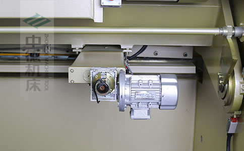 ZDS-832剪板機后檔料結構，平行度高，并采用國內一流品牌軸承，耐磨抗壓壽命長.jpg